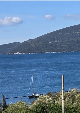 Продается коммерческое помещение с видом на море и 5 парковочными местами в Кумборе, Херцег Нови!